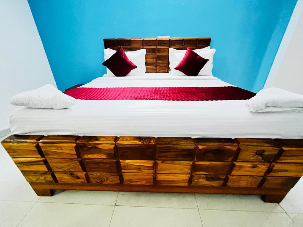 Postel nebo postele na pokoji v ubytování Hotel SUZU INN - Couple Friendly Fatehpur