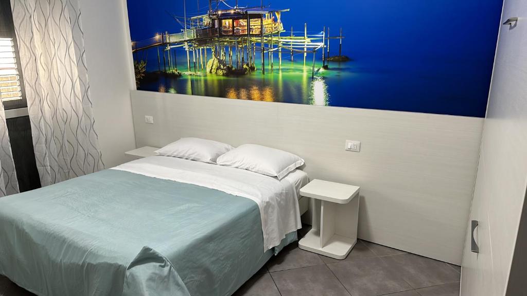 - une chambre avec un lit orné d'une peinture murale dans l'établissement Domora mini Apartament nicolò, à Ortona