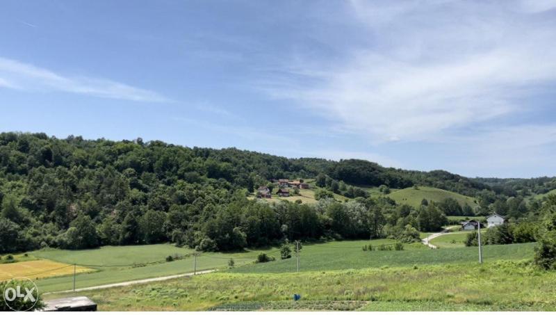 uma vista para um campo com árvores e uma estrada em Landhaus em Bosanska Dubica