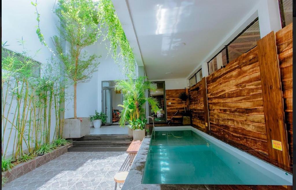 una piscina en una casa con una pared de madera en Hilly Villa Hue, en Cư Chinh