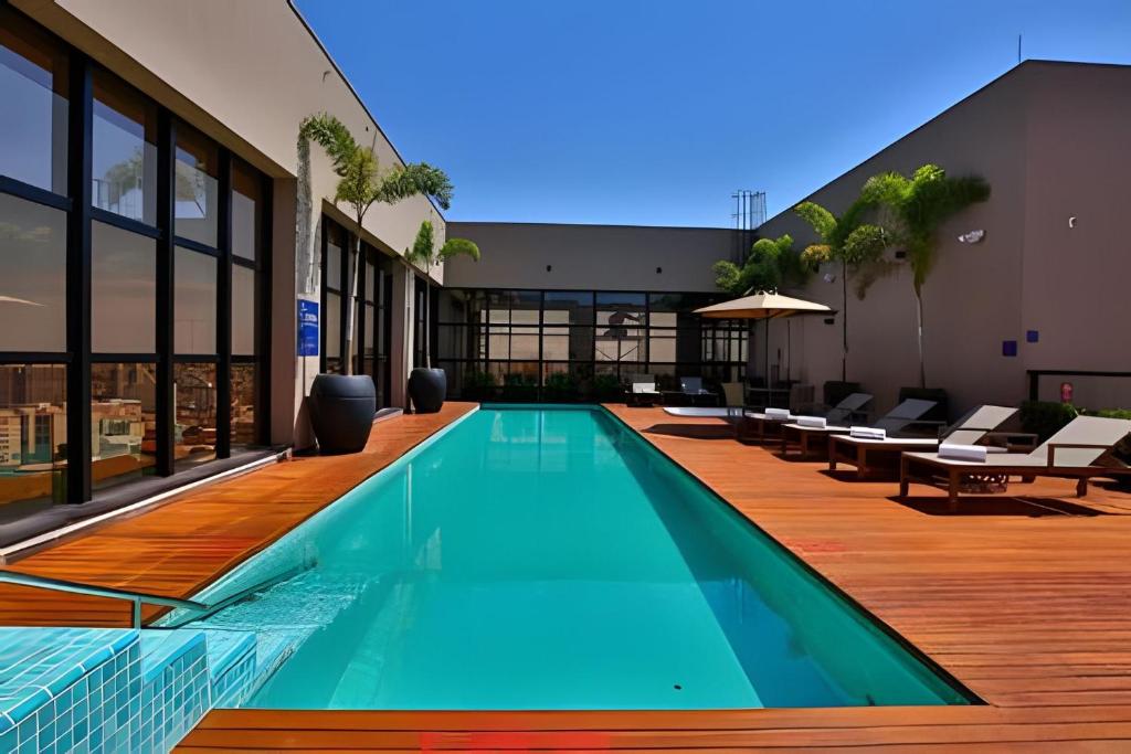 Bazén v ubytování Flat & Lounge SQUARE FARIA LIMA nebo v jeho okolí