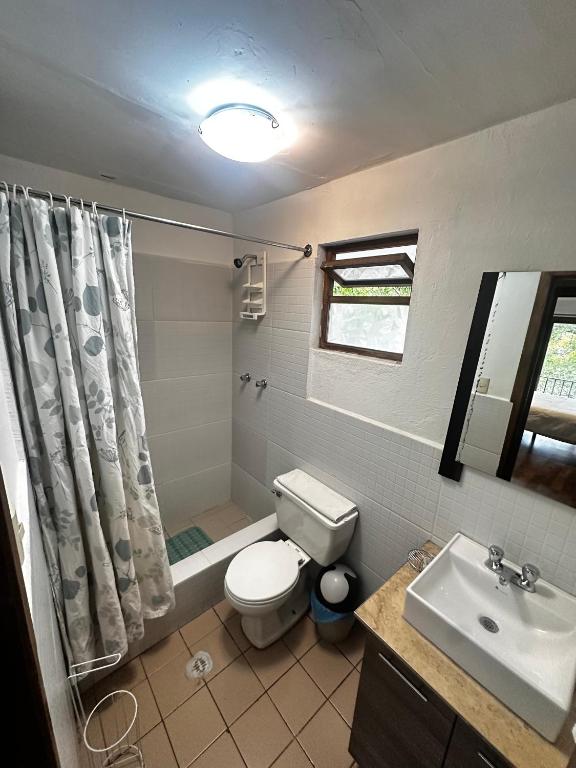 Koupelna v ubytování Apartamentos Otorongo Cuenca Ecuador