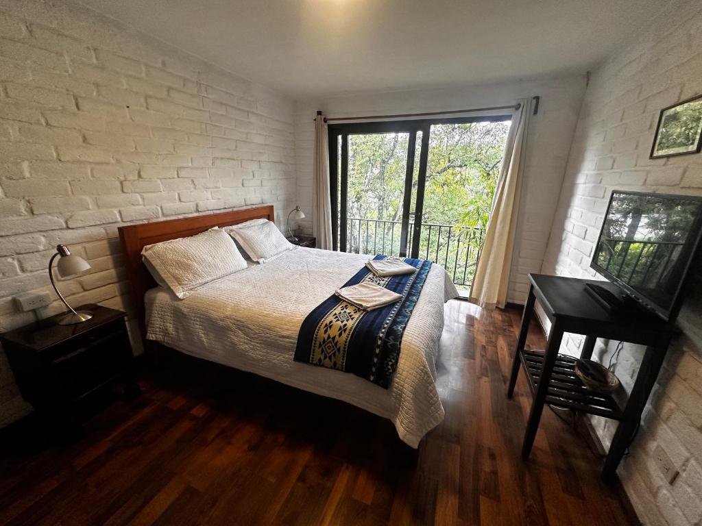 Postel nebo postele na pokoji v ubytování Apartamentos Otorongo Cuenca Ecuador