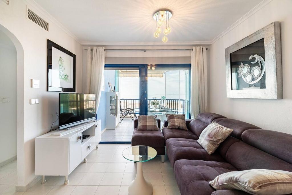 オリフエラ・コスタにあるLovely appartment with stunning sea view, 2nd floorのリビングルーム(ソファ、テレビ付)