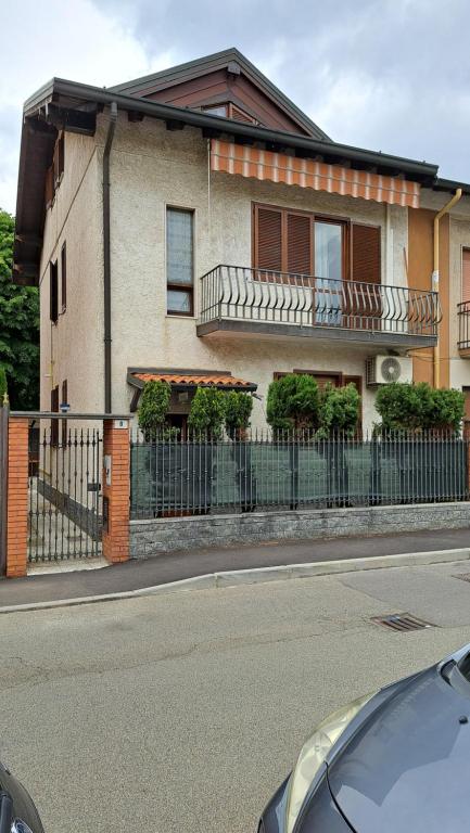 a house with a fence in front of it at Villa Sergio in Pero