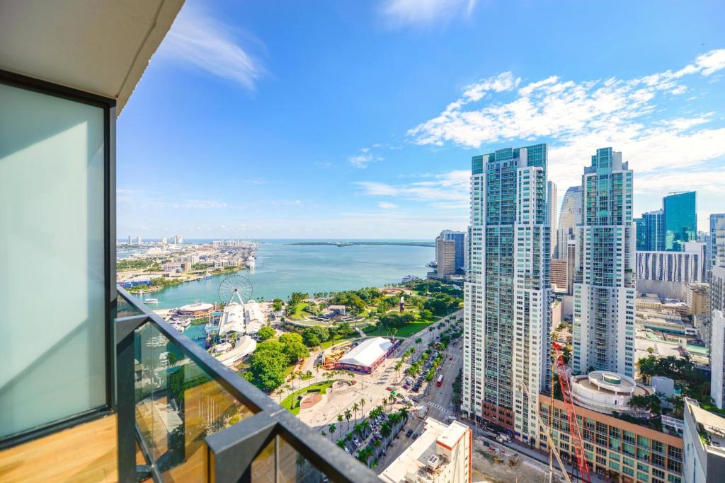 uma vista para o oceano a partir de um edifício alto em Exquisite Bay View Studio at Downtown Miami em Miami