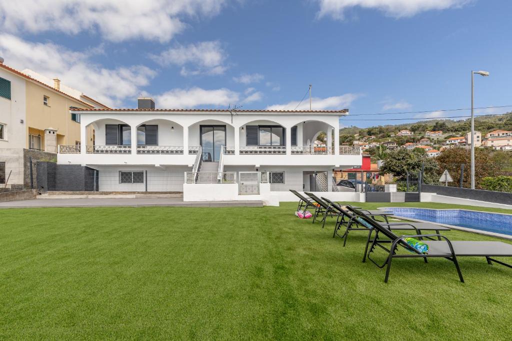 una grande casa con piscina e cortile di Maylily Seascape Villa a Santa Cruz