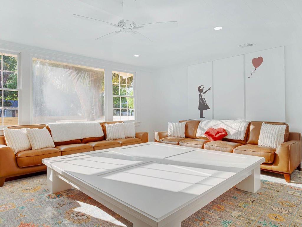 uma sala de estar com sofás e uma mesa de centro em Pink Pearl By the Sea 8 Bedroom em Tybee Island