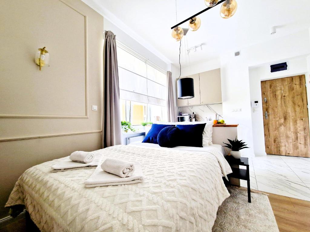Llit o llits en una habitació de J&W Apartments Grójecka Glam Flat