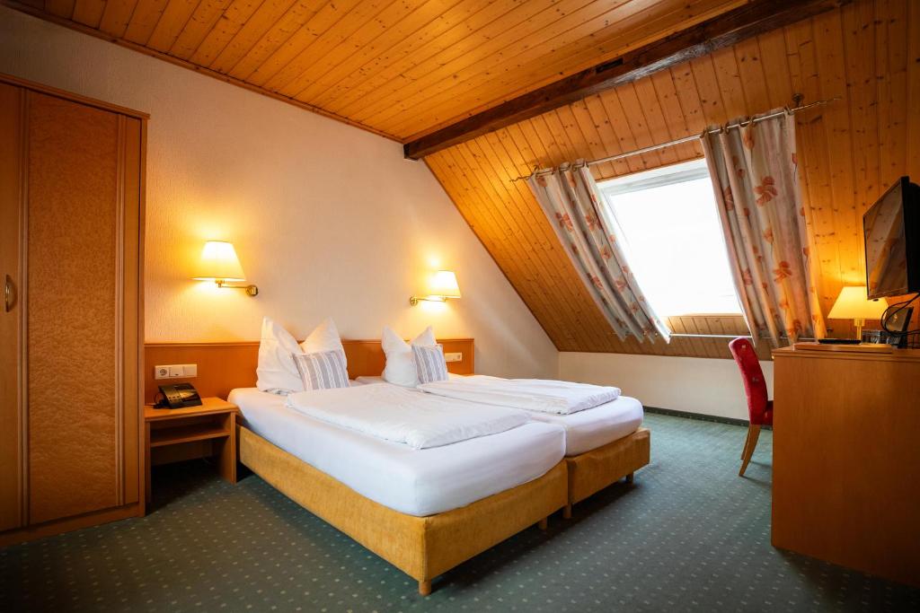 een hotelkamer met een bed en een raam bij Zum Alten Fritz in Asbach