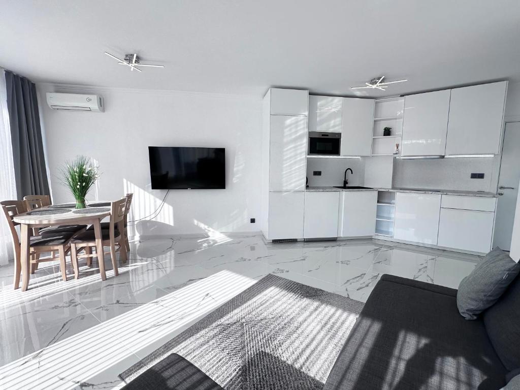 Admiral Plaza Apartment , Large swimming pool , 5 min walking to the