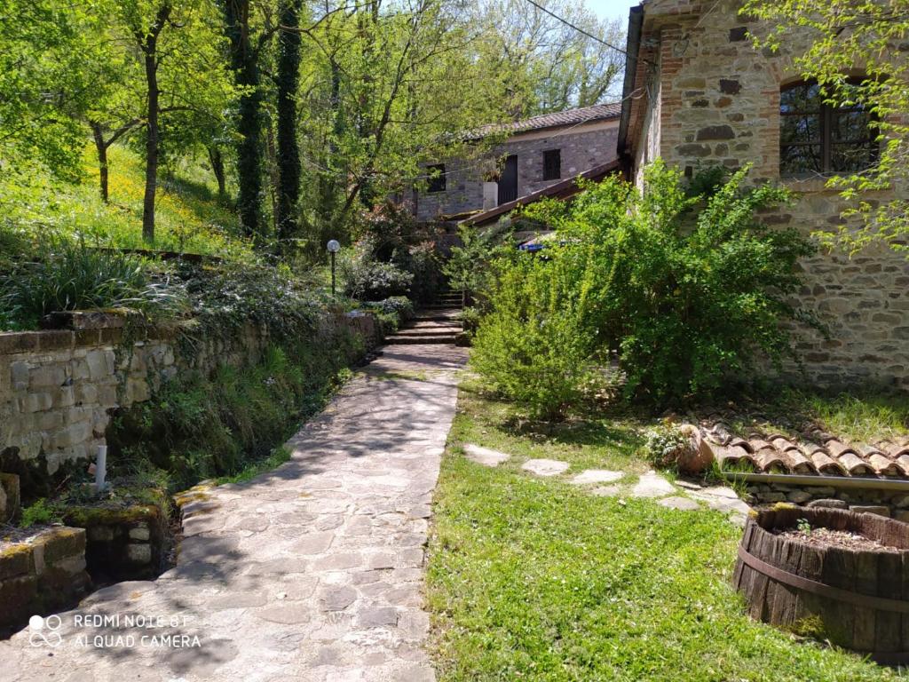 einen Steinweg vor einem Haus in der Unterkunft Il mulino che fu la filanda in Pennabilli