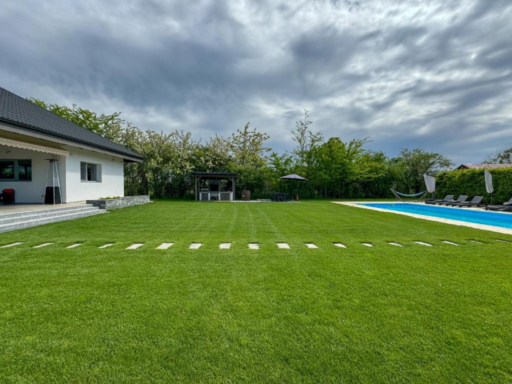Bazén v ubytování LaHuzur - Casa de Vacanta - Therme Balotesti & Aeroport Otopeni nebo v jeho okolí