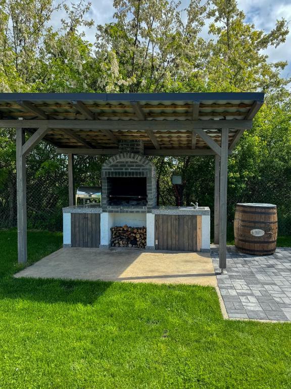 Zahrada ubytování LaHuzur - Casa de Vacanta - Therme Balotesti & Aeroport Otopeni