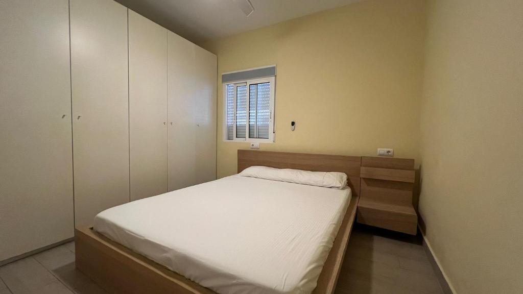 Un dormitorio pequeño con una cama y una ventana. en Camping San Javier, en San Javier