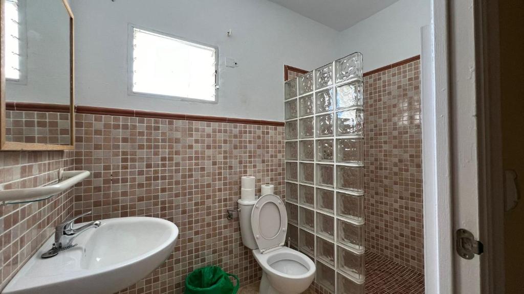un baño con inodoro y lavabo en Camping San Javier, en San Javier