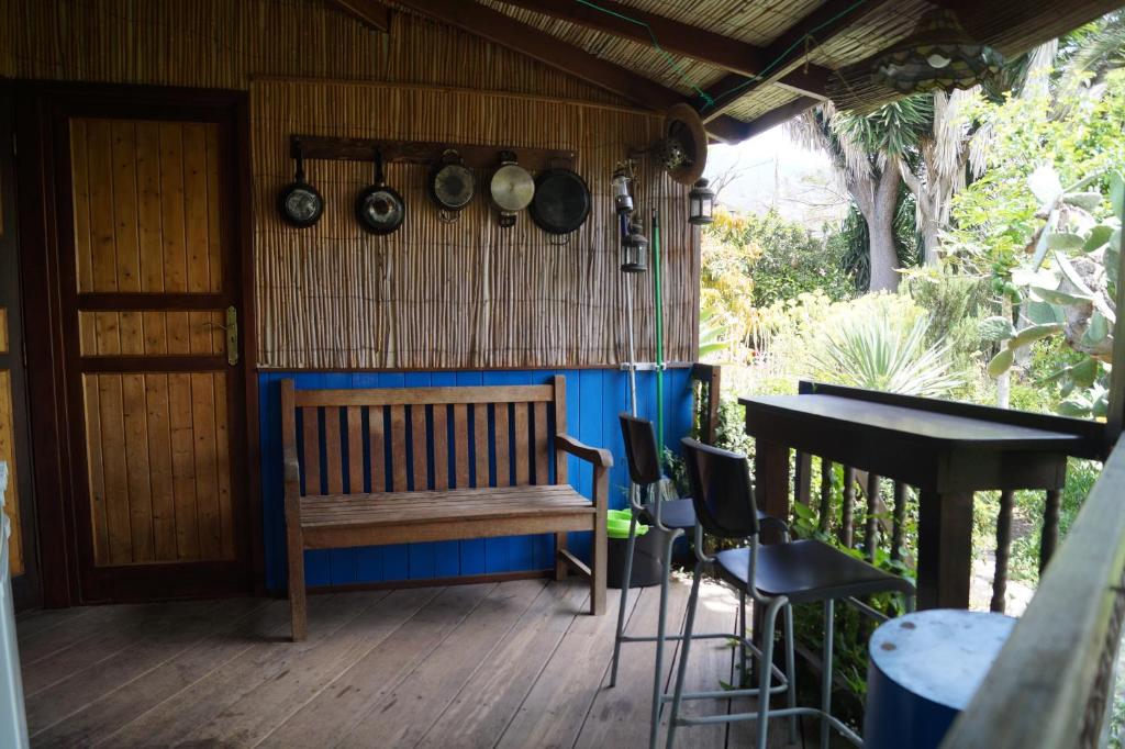 La casita del jardinero في لوس يانوس دي أريداني: شرفة مع مقعد وبعض القدور والمقالي