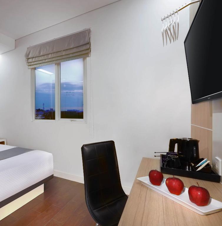 TV a/nebo společenská místnost v ubytování Hotel Neo Gubeng by ASTON