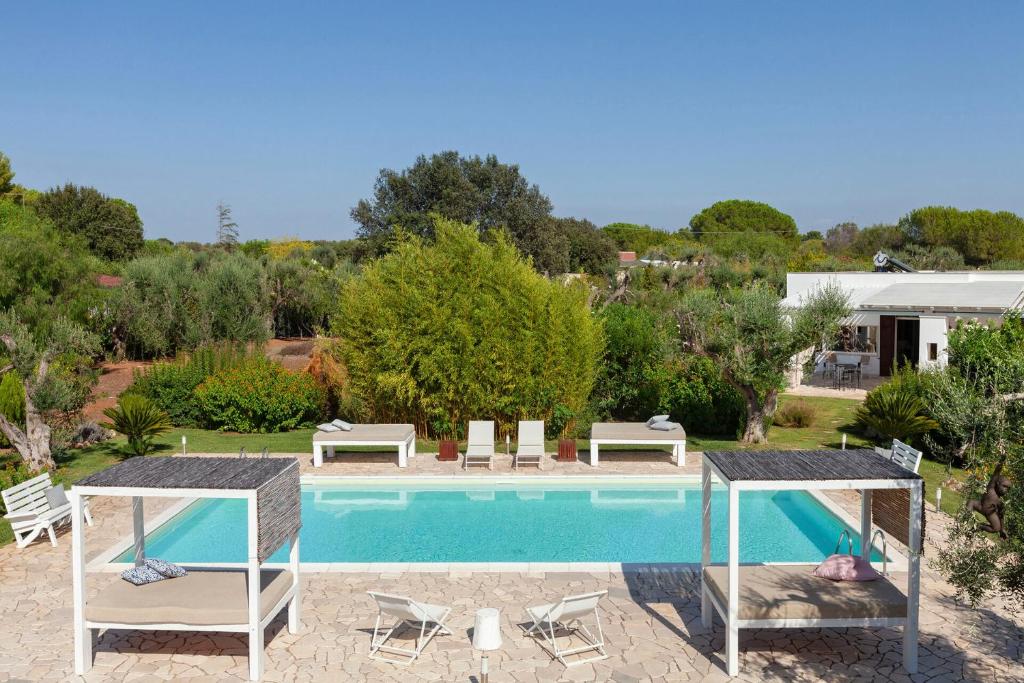 Villa with Private Pool, Pizzeria, Beach inside for Kids veya yakınında bir havuz manzarası