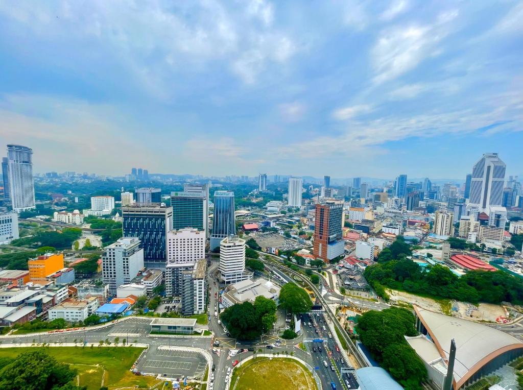 uma vista aérea de uma cidade com edifícios altos em Opus Residences Kuala Lumpur by Luna em Kuala Lumpur
