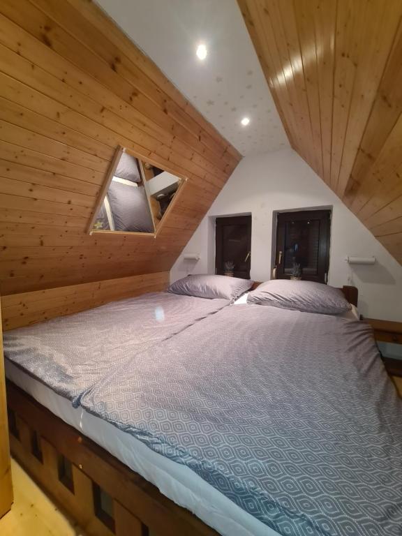 een slaapkamer met 2 bedden in een houten hut bij chataugryšánků in Šternberk