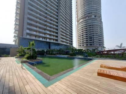 una piscina en medio de dos edificios altos en Luxury Heights with City View and River View, en Noida