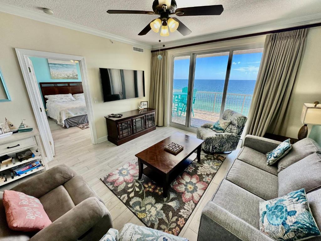 uma sala de estar com vista para o oceano em Ocean Reef 1007 em Panama City Beach