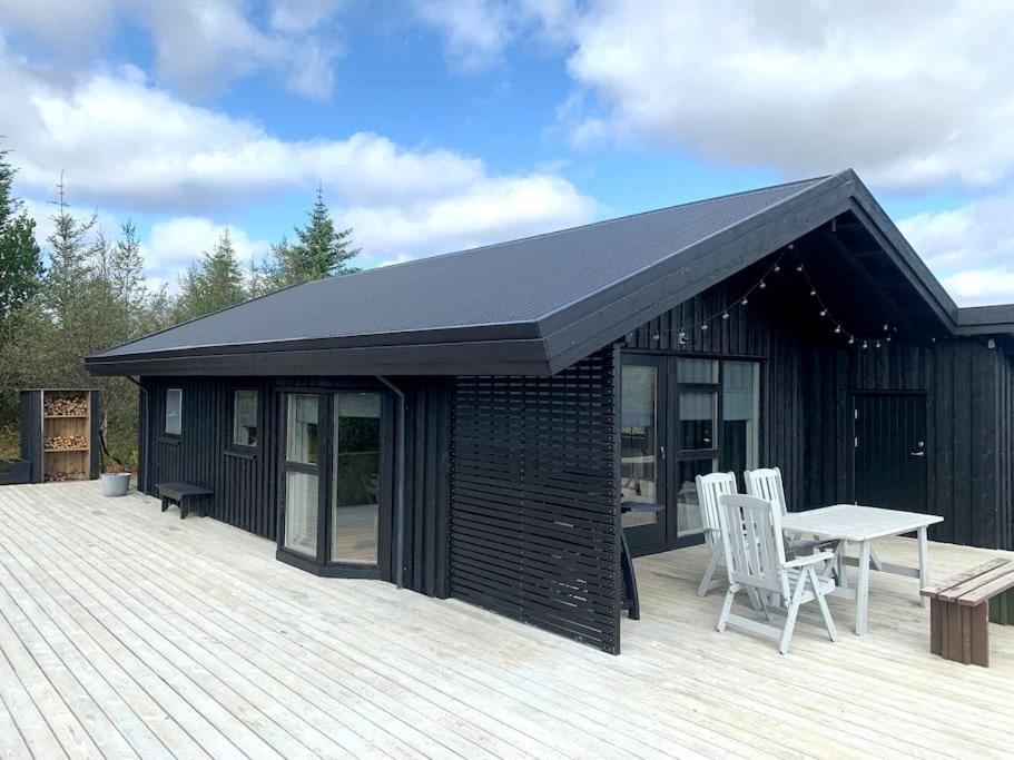 Byggingin sem sumarhúsið er í