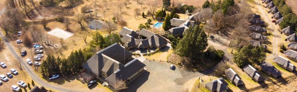 an overhead view of a parking lot with a building at La La Nathi Country Guesthouse in Harrismith