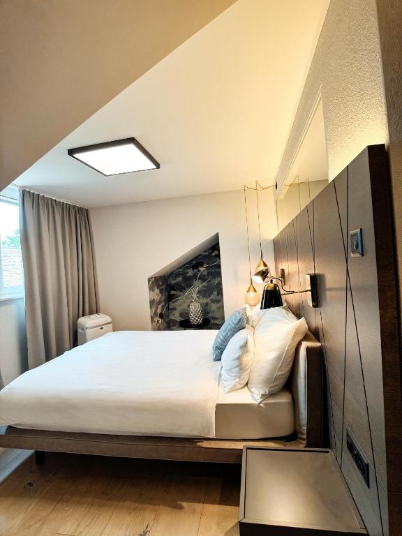 Postel nebo postele na pokoji v ubytování Boutique Hotel Sonne Seuzach