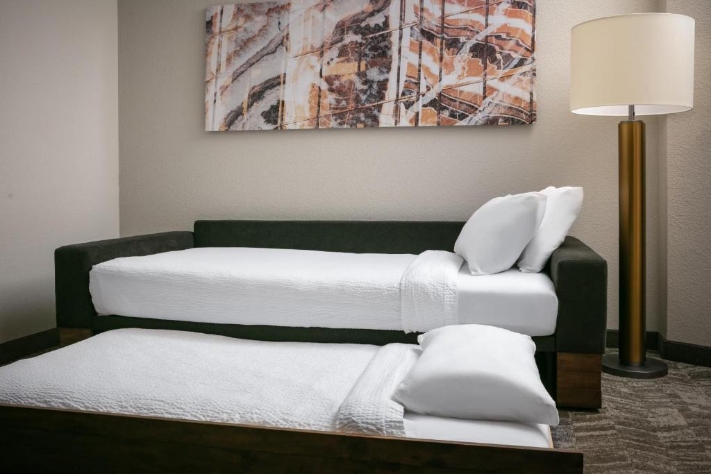 Postel nebo postele na pokoji v ubytování SpringHill Suites by Marriott Cheyenne