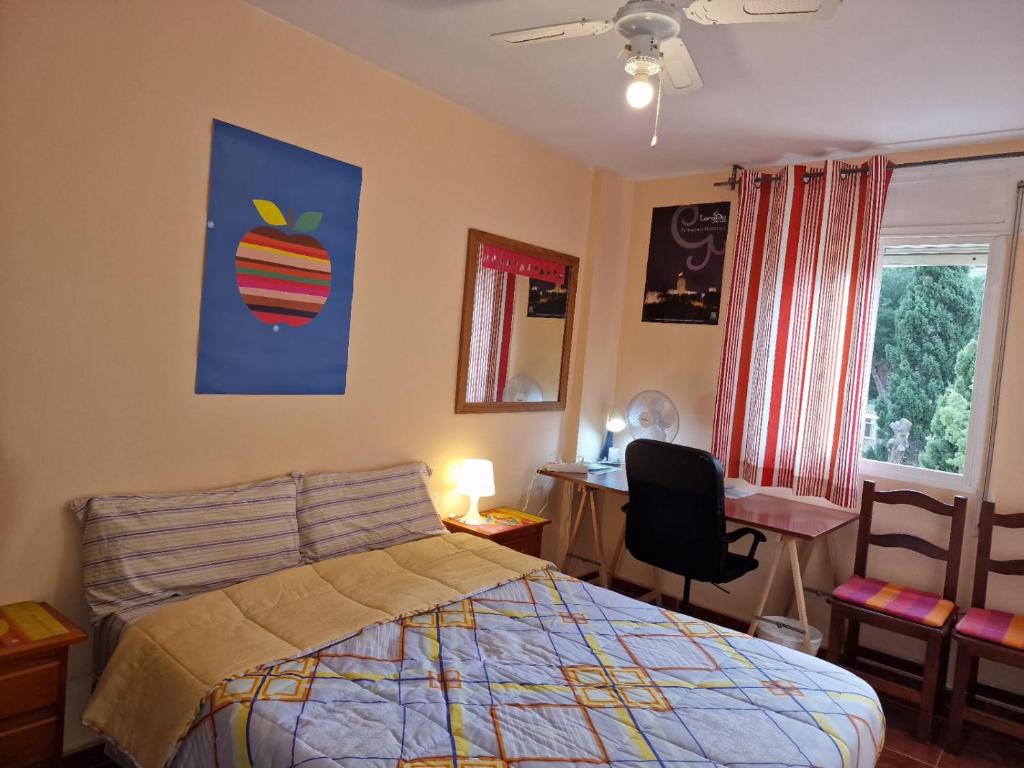 1 dormitorio con 1 cama y escritorio con ordenador en Fuengirola Rooms Boliches Beach, en Fuengirola