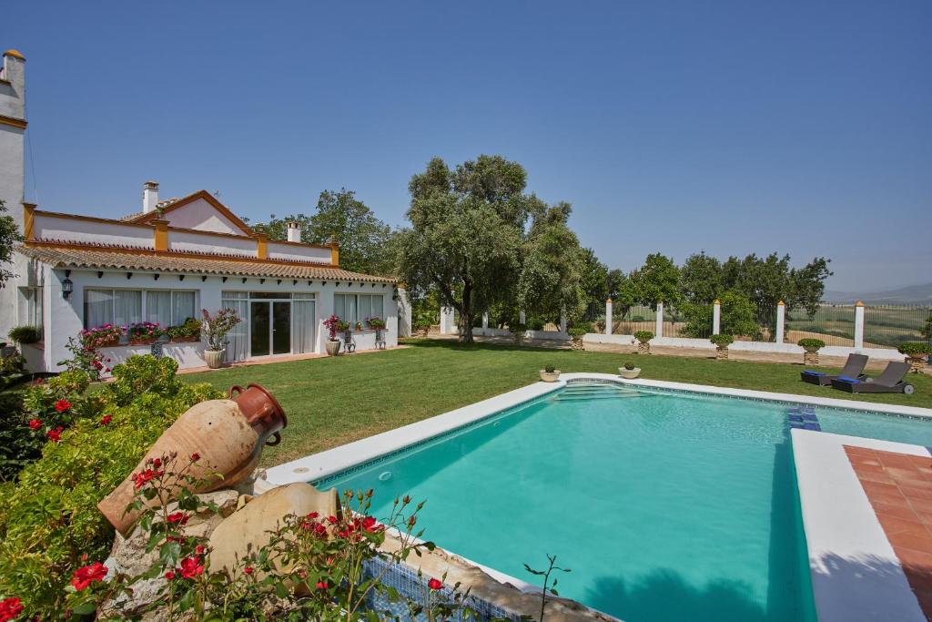 The swimming pool at or close to Finca La Fuensanta