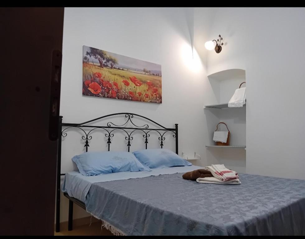 una camera da letto con letto e cuscini blu di Margy House a Morciano di Leuca