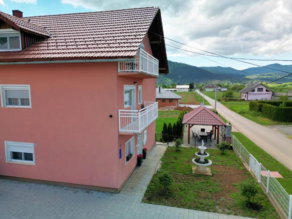 Nespecifikovaný výhled na hory nebo výhled na hory při pohledu z penzionu