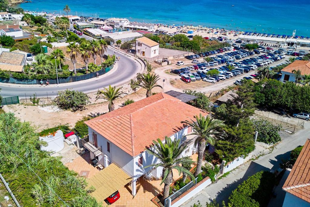 uma vista aérea de uma cidade com uma estrada e um parque de estacionamento em Villa Azzurra em Castellammare del Golfo