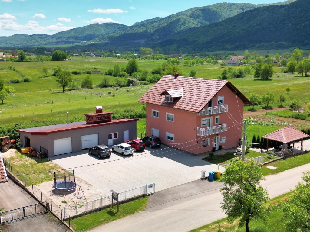 Nespecifikovaný výhled na hory nebo výhled na hory při pohledu z penzionu