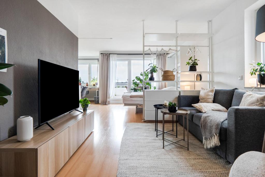 a living room with a tv and a couch at Ruhiges und modernes Zuhause in Münster