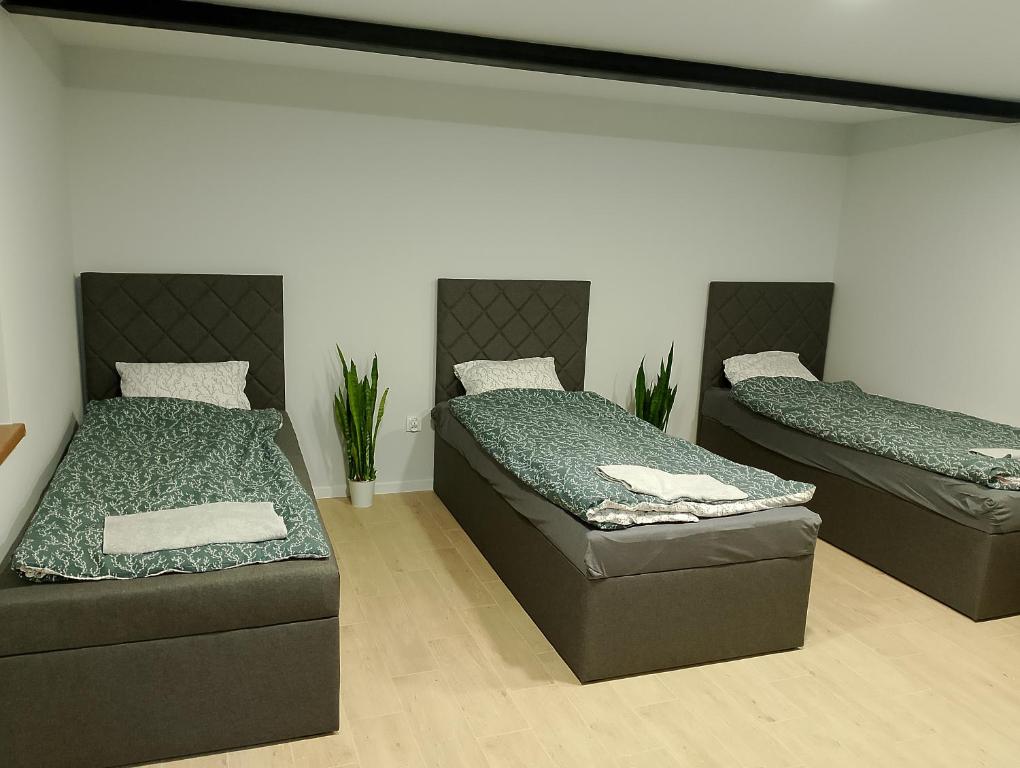 מיטה או מיטות בחדר ב-Apartament nad potokiem I