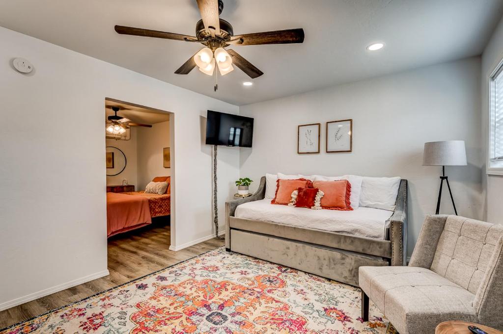 sala de estar con sofá y ventilador de techo en Charming Getaway in Stillwater, en Stillwater