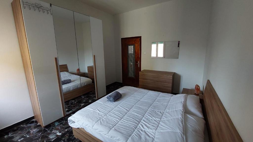sypialnia z łóżkiem i dużym lustrem w obiekcie Eden w Bolonii
