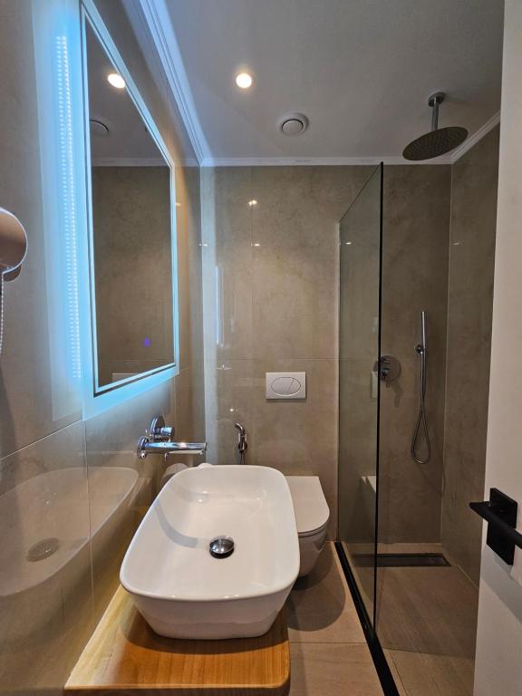 Koupelna v ubytování Monel Hotel