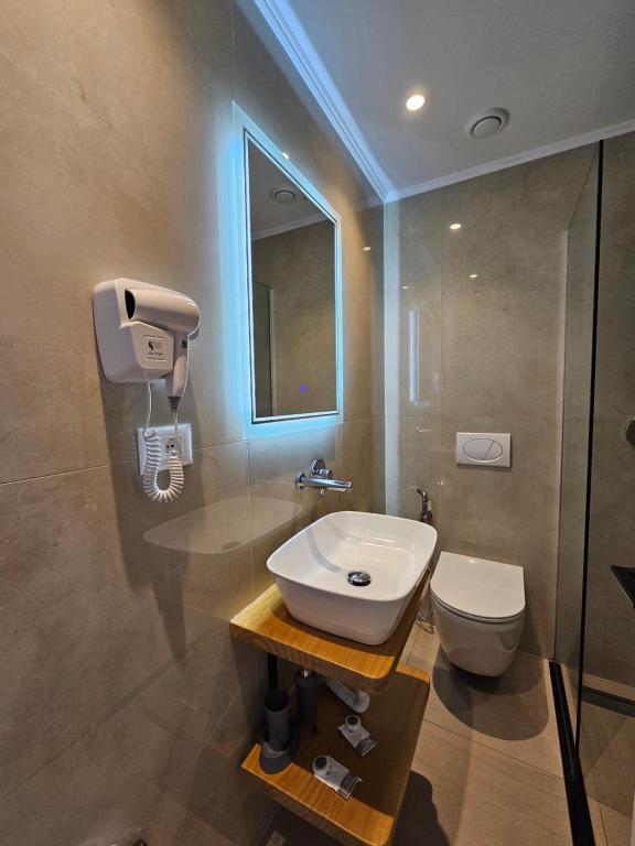 Koupelna v ubytování Monel Hotel