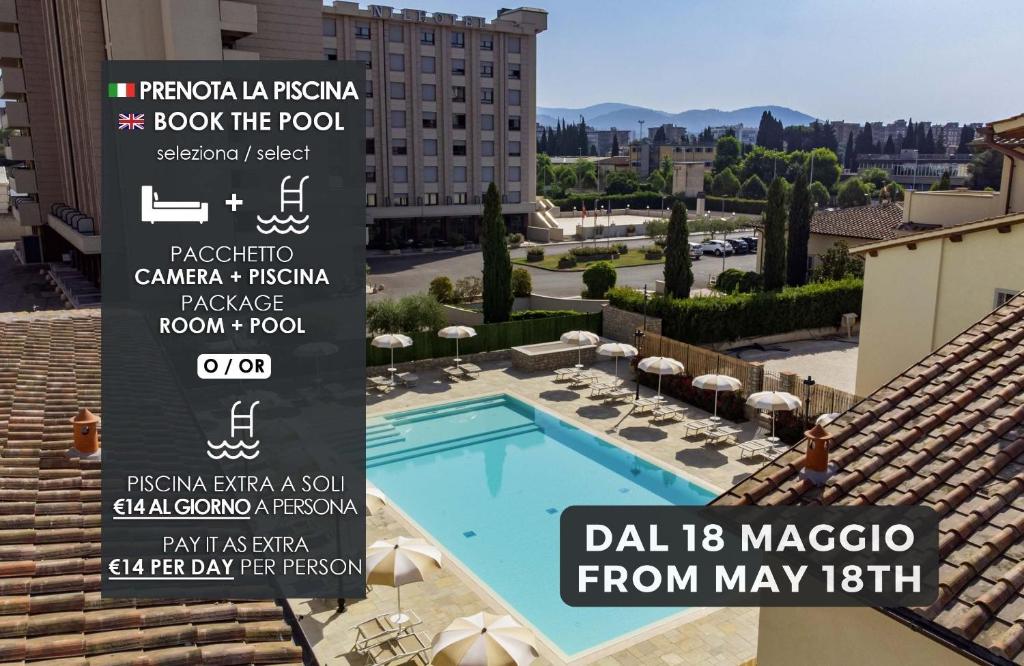 un cartello per un hotel con piscina di NilHotel Florence a Firenze