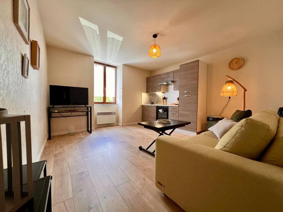 Μια τηλεόραση ή/και κέντρο ψυχαγωγίας στο Appartement 4 prsn Au pied de la Citadelle