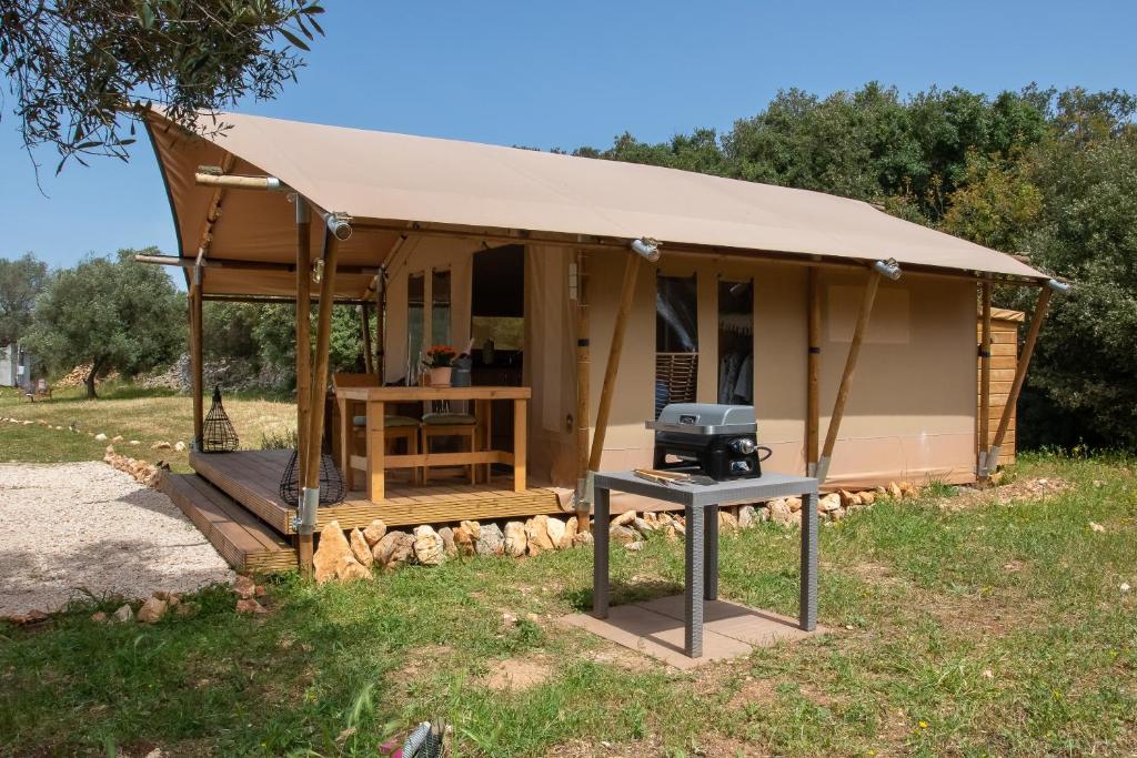 Budova, kde se the luxury tent nachází
