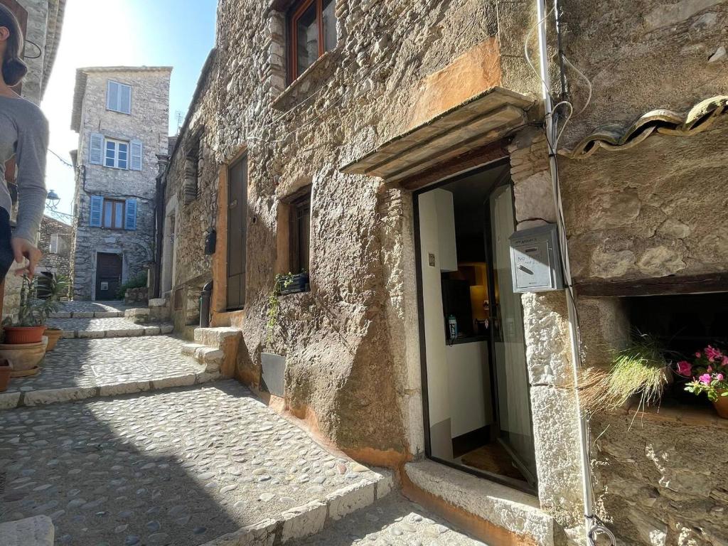 een stenen gebouw met een deur op een straat bij Casa Del Saint Paul in Saint-Paul-de-Vence