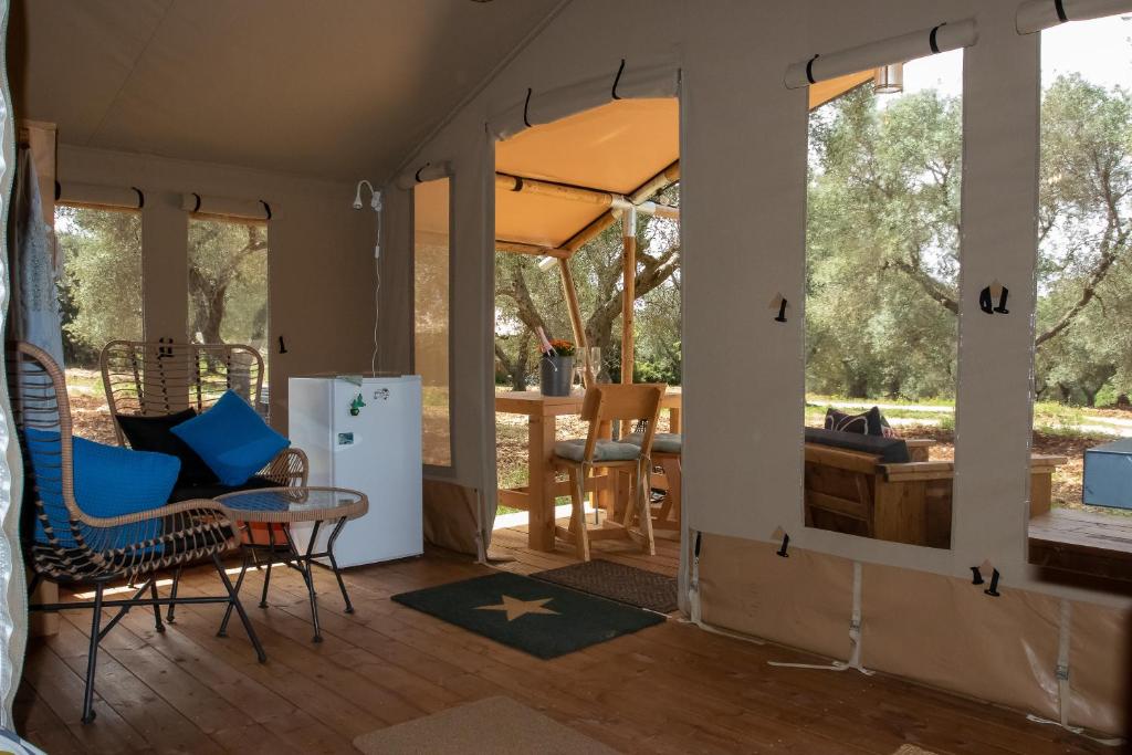 Posezení v ubytování Domus Olea Glamping