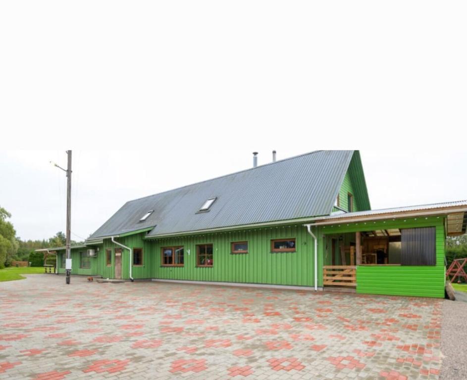um celeiro verde com um telhado de metal em Oraveski talu em Lodja