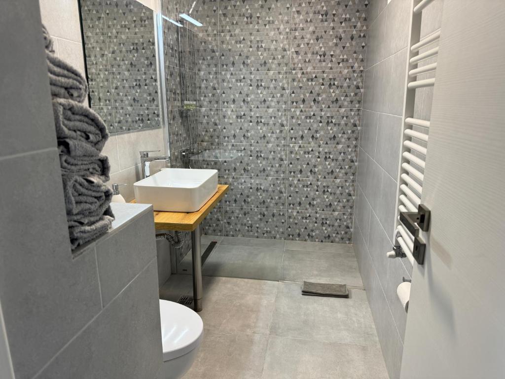 Koupelna v ubytování LaHuzur - Casa de Vacanta - Therme Balotesti & Aeroport Otopeni